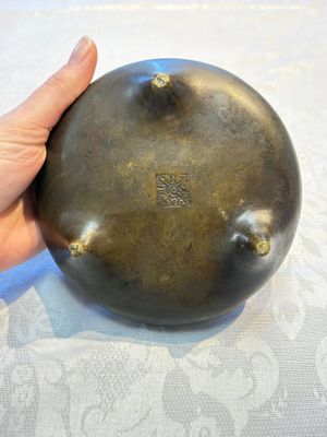 Two Chinese bronze tripod censers, Xuande and double-vajra mark, 19th C. — foto 8