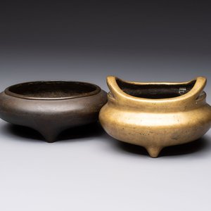 Two Chinese bronze tripod censers, Xuande and double-vajra mark, 19th C. — foto 1