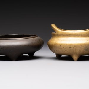 Two Chinese bronze tripod censers, Xuande and double-vajra mark, 19th C. — foto 2