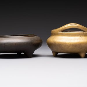 Two Chinese bronze tripod censers, Xuande and double-vajra mark, 19th C. — foto 3