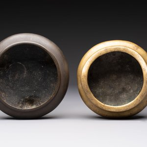 Two Chinese bronze tripod censers, Xuande and double-vajra mark, 19th C. — foto 6