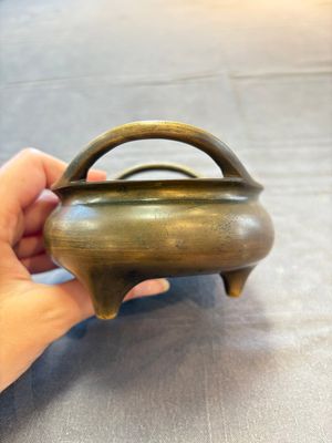 Two Chinese bronze tripod censers, Xuande marks, 19th C. — foto 2