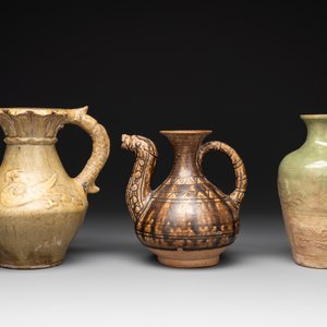 Two Chinese brown-glazed ewers and a celadon-glazed vase, one ewer dated 1571 with a Longqing mark, Qing — foto 2