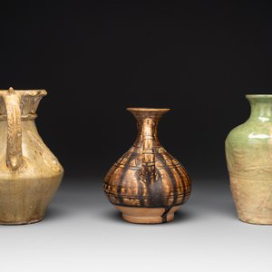 Two Chinese brown-glazed ewers and a celadon-glazed vase, one ewer dated 1571 with a Longqing mark, Qing — foto 3