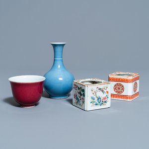 Two Chinese brush washers, a monochrome blue vase and a sang de boeuf-glazed bowl, 19/20th C. — 照片 1