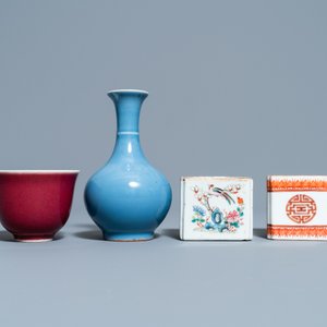 Two Chinese brush washers, a monochrome blue vase and a sang de boeuf-glazed bowl, 19/20th C. — 照片 2