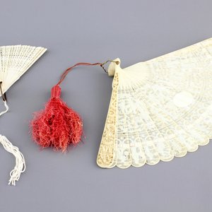 Two Chinese Canton carved and pierced ivory fans, 19th C. — photo 1