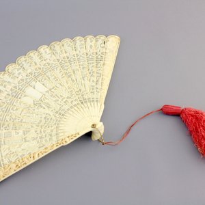 Two Chinese Canton carved and pierced ivory fans, 19th C. — photo 3