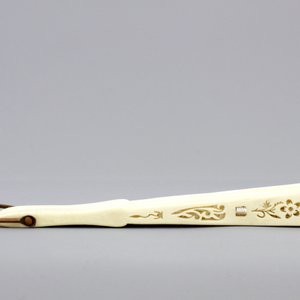 Two Chinese Canton carved and pierced ivory fans, 19th C. — photo 4