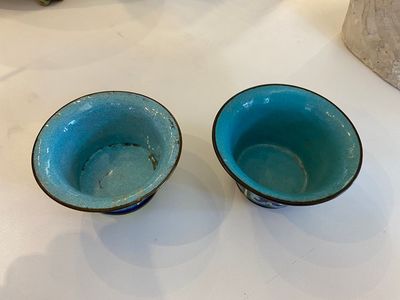 Two Chinese Canton enamel blue-ground bowls, Qianlong/Jiaqing — 照片 1