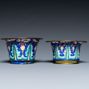 Two Chinese Canton enamel blue-ground bowls, Qianlong/Jiaqing — 照片 4
