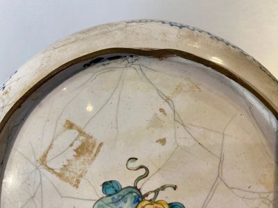 Two Chinese Canton enamel covered bowls on stands and two bowls, 18/19th C. — 照片 15