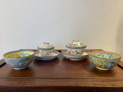 Two Chinese Canton enamel covered bowls on stands and two bowls, 18/19th C. — 照片 2