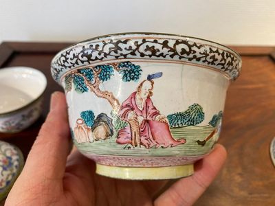 Two Chinese Canton enamel covered bowls on stands and two bowls, 18/19th C. — 照片 22