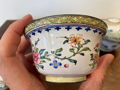 Two Chinese Canton enamel covered bowls on stands and two bowls, 18/19th C. — 照片 28