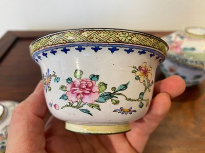 Two Chinese Canton enamel covered bowls on stands and two bowls, 18/19th C. — 照片 29