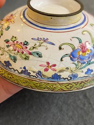 Two Chinese Canton enamel covered bowls on stands and two bowls, 18/19th C. — 照片 35