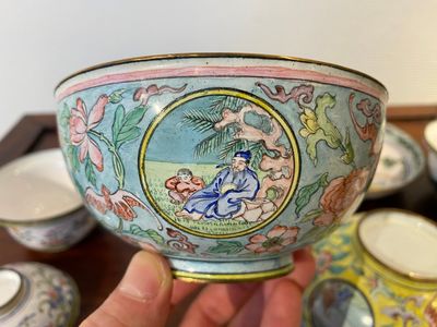 Two Chinese Canton enamel covered bowls on stands and two bowls, 18/19th C. — 照片 4