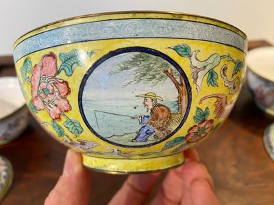 Two Chinese Canton enamel covered bowls on stands and two bowls, 18/19th C. — 照片 8