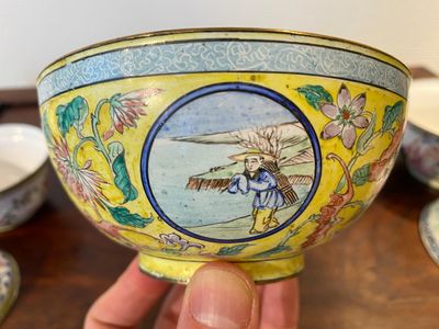 Two Chinese Canton enamel covered bowls on stands and two bowls, 18/19th C. — 照片 9