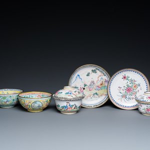 Two Chinese Canton enamel covered bowls on stands and two bowls, 18/19th C. — 照片 1