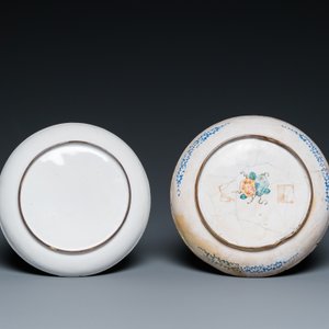 Two Chinese Canton enamel covered bowls on stands and two bowls, 18/19th C. — 照片 3