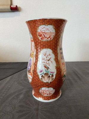 Two Chinese Canton famille rose bowls, a vase and a gilt-lacquered box, Qianlong and later — 照片 14
