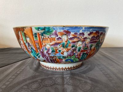 Two Chinese Canton famille rose bowls, a vase and a gilt-lacquered box, Qianlong and later — 照片 20
