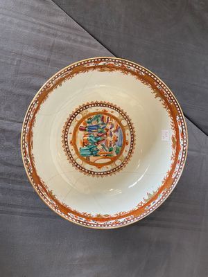 Two Chinese Canton famille rose bowls, a vase and a gilt-lacquered box, Qianlong and later — 照片 21