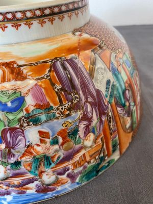Two Chinese Canton famille rose bowls, a vase and a gilt-lacquered box, Qianlong and later — 照片 23