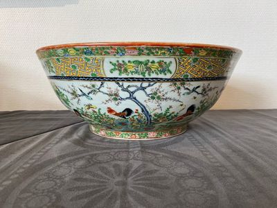 Two Chinese Canton famille rose bowls, a vase and a gilt-lacquered box, Qianlong and later — 照片 26