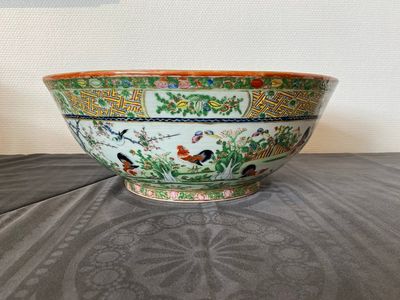 Two Chinese Canton famille rose bowls, a vase and a gilt-lacquered box, Qianlong and later — 照片 28