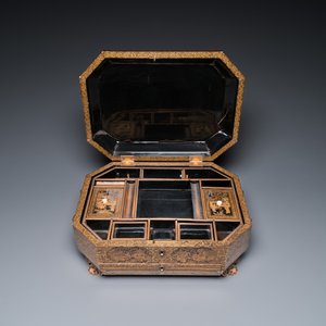 Two Chinese Canton famille rose bowls, a vase and a gilt-lacquered box, Qianlong and later — 照片 15