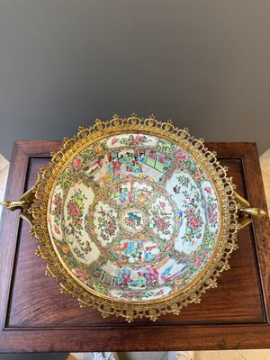Two Chinese Canton famille rose bowls with gilt bronze mounts, 19th C. — 照片 3