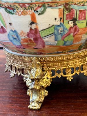 Two Chinese Canton famille rose bowls with gilt bronze mounts, 19th C. — 照片 7