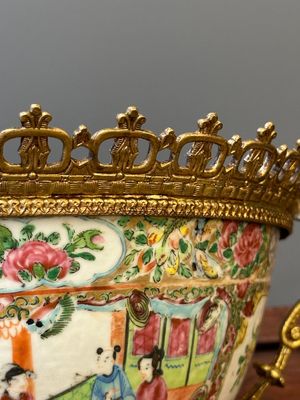 Two Chinese Canton famille rose bowls with gilt bronze mounts, 19th C. — 照片 8