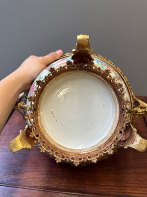 Two Chinese Canton famille rose bowls with gilt bronze mounts, 19th C. — 照片 9