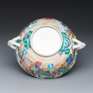 Two Chinese Canton famille rose covered bowls with figural design — photo 7
