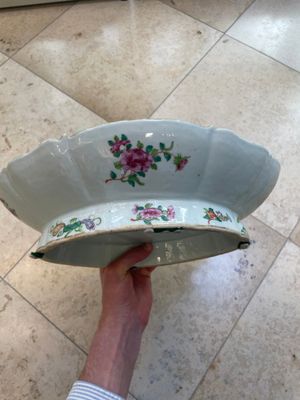 Two Chinese Canton famille rose dishes and a tazza, 19th C. — foto 14