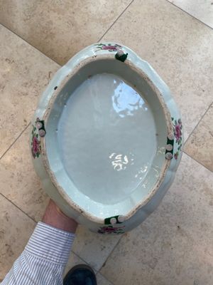 Two Chinese Canton famille rose dishes and a tazza, 19th C. — foto 15