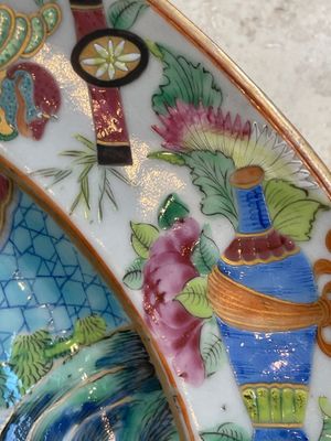 Two Chinese Canton famille rose dishes and a tazza, 19th C. — foto 22