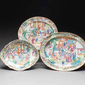 Two Chinese Canton famille rose dishes and a tazza, 19th C. — foto 1