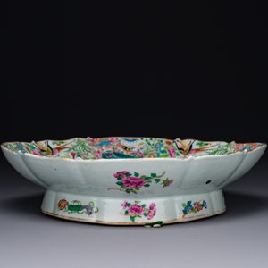 Two Chinese Canton famille rose dishes and a tazza, 19th C. — foto 8