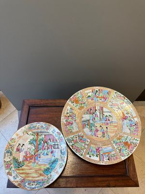 Two Chinese Canton famille rose dishes with figural design, 19th C. — 照片 1
