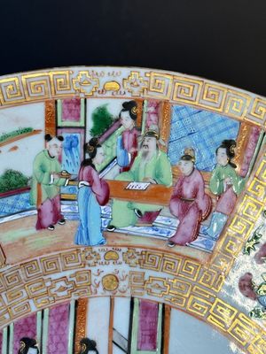 Two Chinese Canton famille rose dishes with figural design, 19th C. — 照片 5