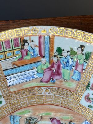 Two Chinese Canton famille rose dishes with figural design, 19th C. — 照片 7