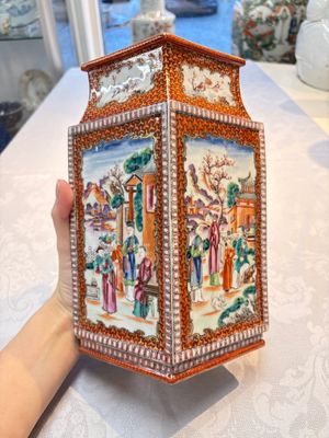 Two Chinese Canton famille rose 'Mandarin Subject' lozenge-shaped vases, Qianlong — foto 10