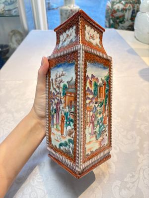 Two Chinese Canton famille rose 'Mandarin Subject' lozenge-shaped vases, Qianlong — foto 11