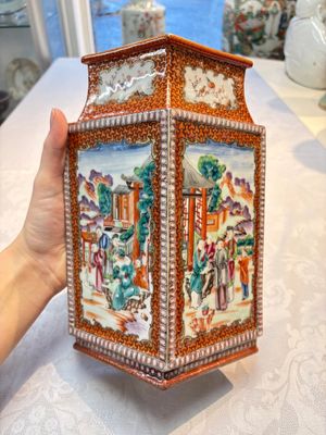 Two Chinese Canton famille rose 'Mandarin Subject' lozenge-shaped vases, Qianlong — foto 12
