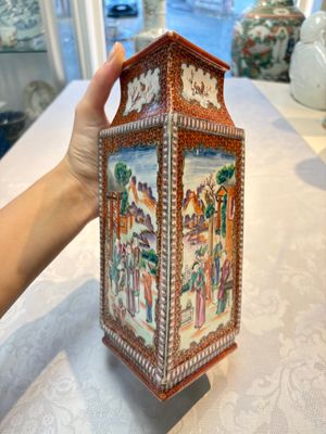 Two Chinese Canton famille rose 'Mandarin Subject' lozenge-shaped vases, Qianlong — foto 13